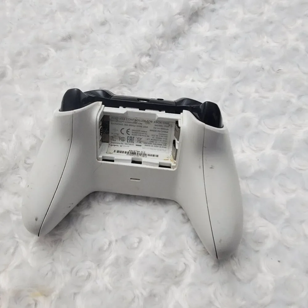 Microsoft Xbox One Model 1708 wireless controller White textured grips